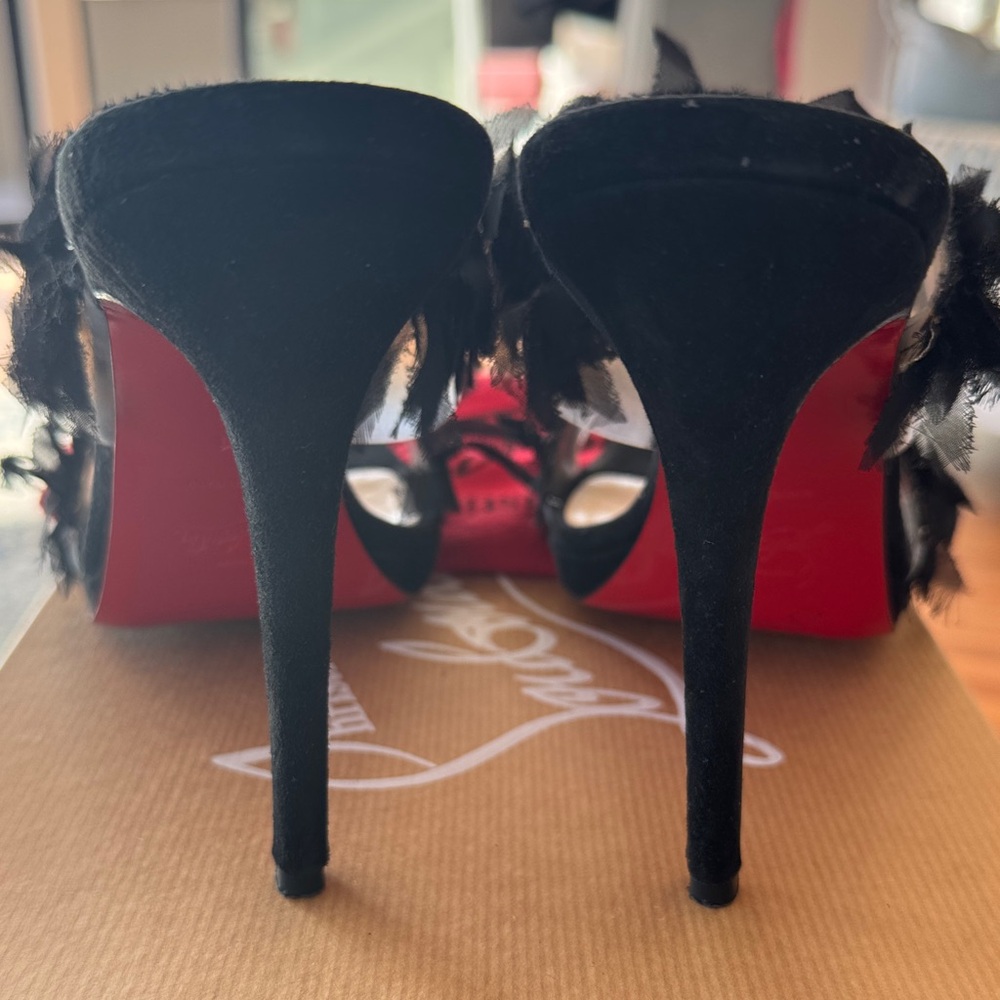 Christian Louboutin Black and Cream Ruffle Slide Sandals - Picture 3 of 6